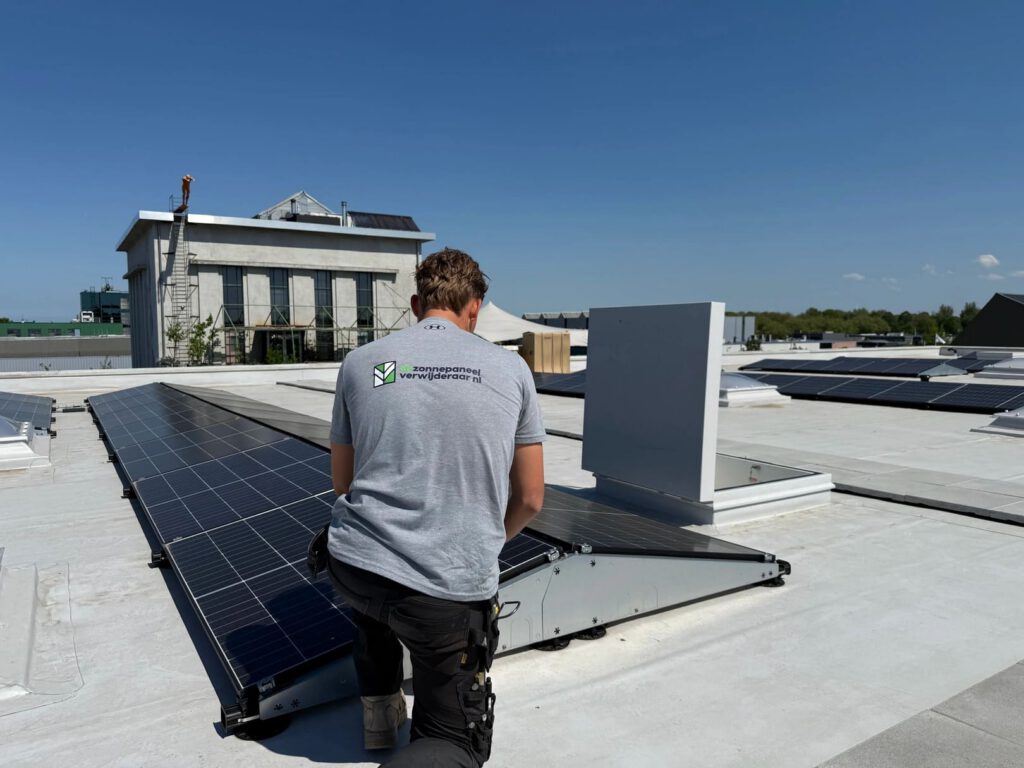 Zonnepanelen op een dak met monteur op locatie
