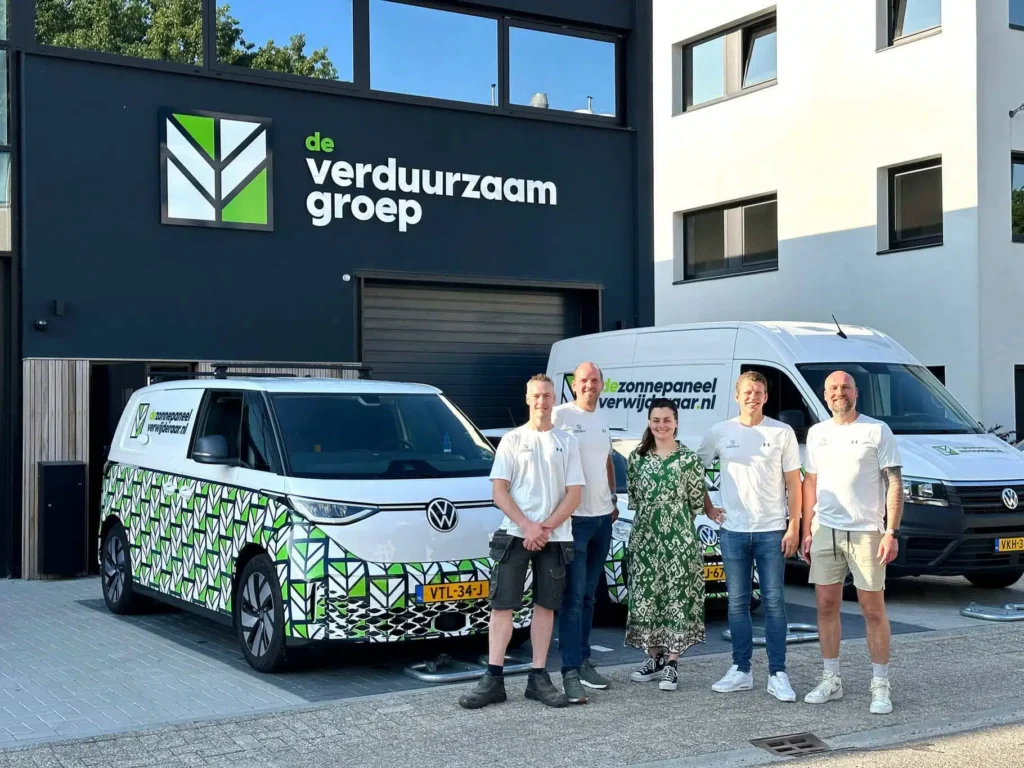 Bedrijfsbus van De Zonnepaneel Verwijderaar voor service aan zonnepanelen