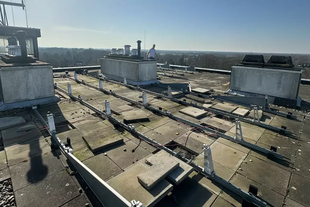 Zonnepanelen verwijderen op agrarische daken en loodsen