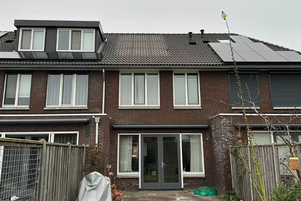 Zonnepanelen verwijderen op nieuwbouwwoningen