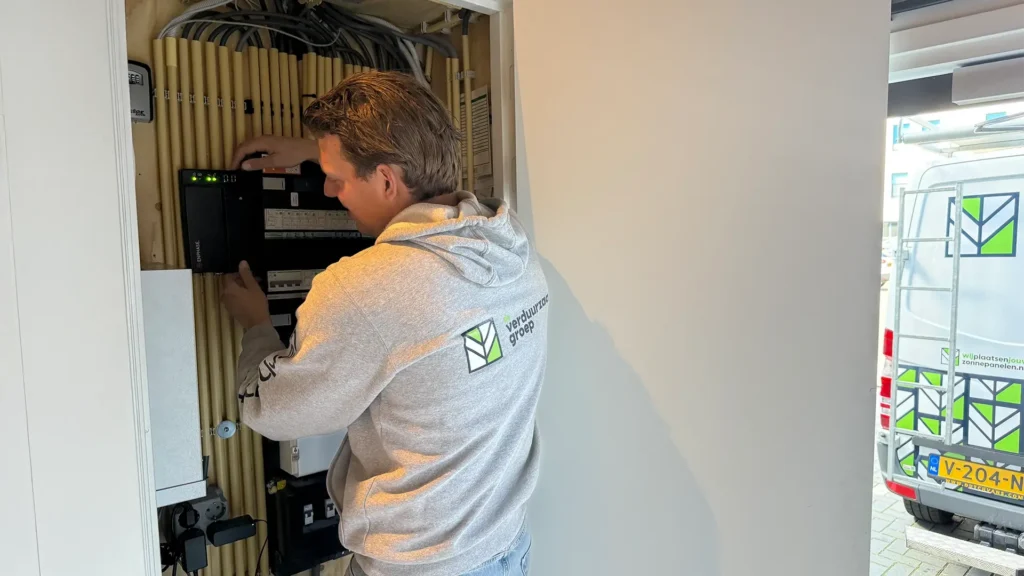 Monteur controleert de elektra van een zonnepaneelinstallatie