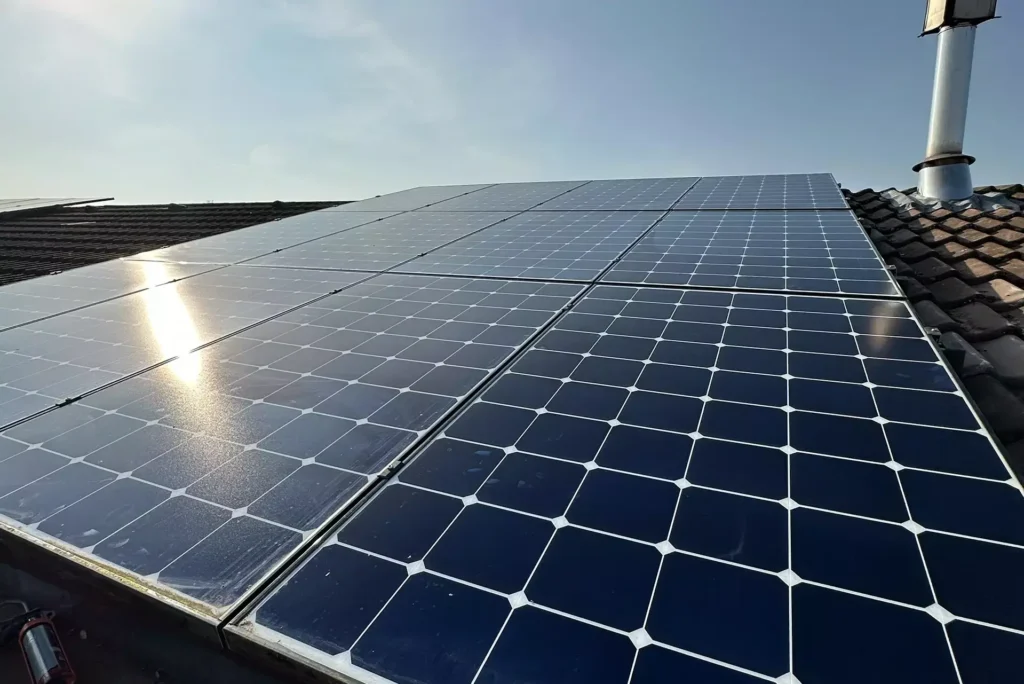 Schone zonnepanelen op een hellend dak