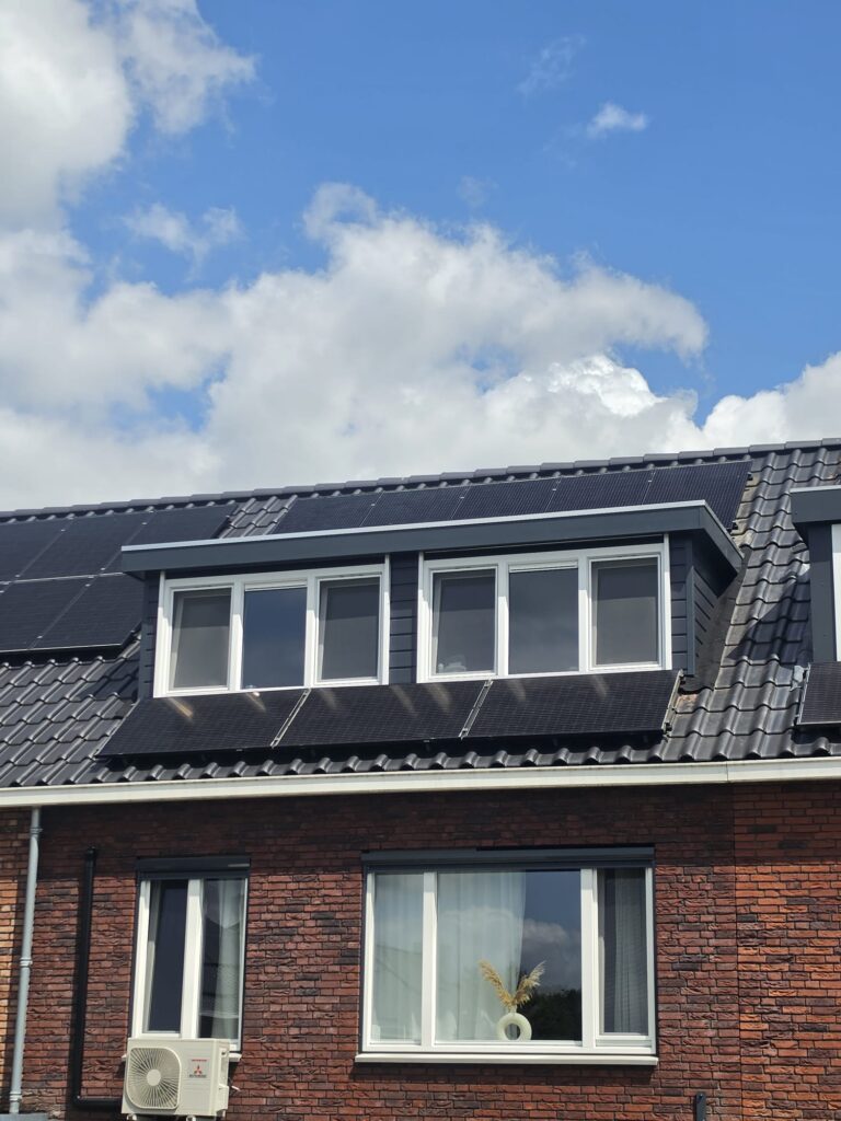 Zonnepanelen teruggeplaatst rondom dakkapel op woning.