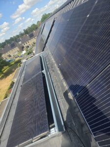 Zonnepanelen teruggeplaatst op schuin dak na dakkapelwerkzaamheden.