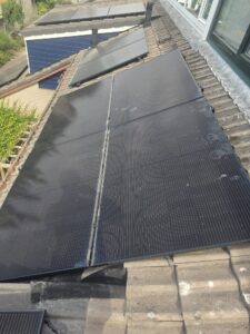 Overzicht van teruggeplaatste zonnepanelen op schuin dak