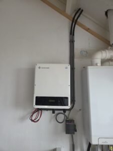 Omvormer gecontroleerd na terugplaatsen zonnepanelen.
