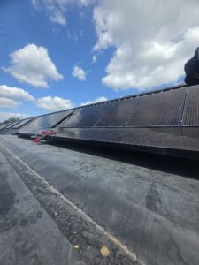Zonnepanelen opnieuw gemonteerd en gecontroleerd op schuin dak.