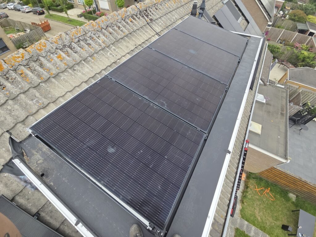 Zonnepanelen teruggeplaatst op woning in Koudekerke Zeeland.