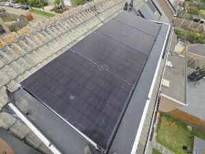Zonnepanelen teruggeplaatst op woning in Koudekerke Zeeland.