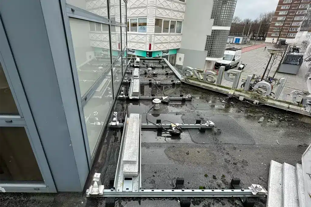 Werk aan lekkage onder zonnepanelen in Amsterdam-Noord