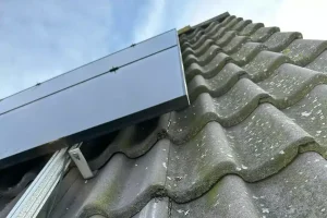 Werk aan lekkage onder zonnepanelen in Broek op Langedijk