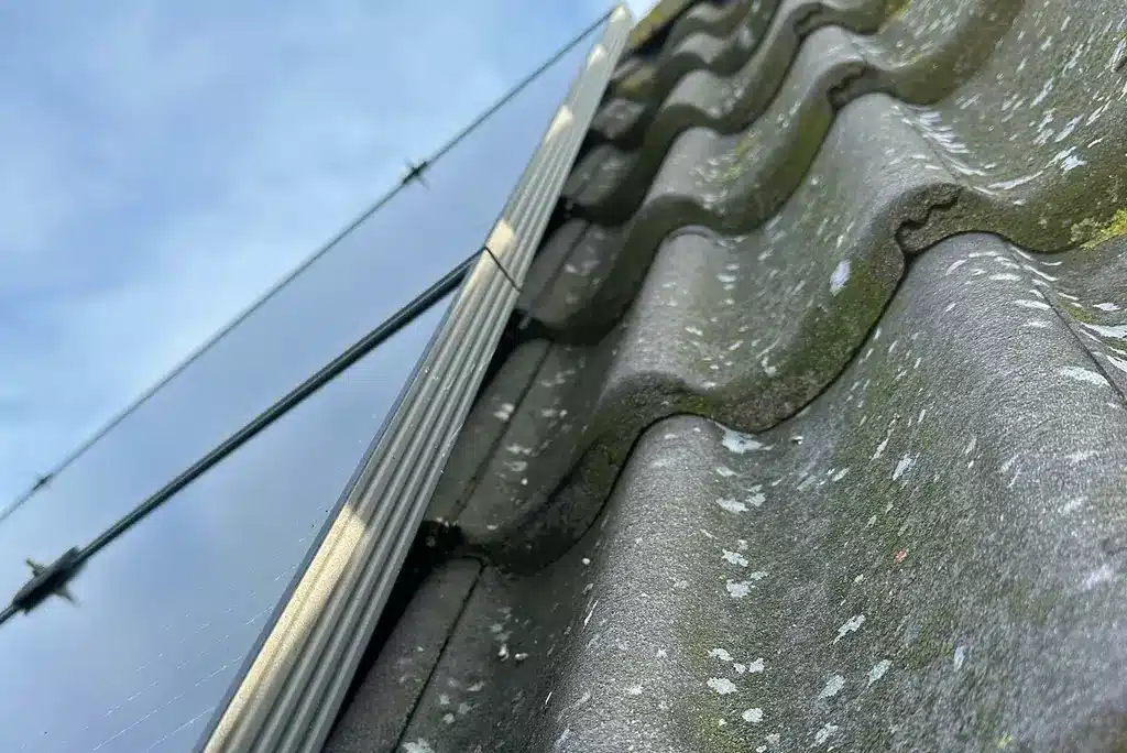 Werk aan lekkage onder zonnepanelen in Broek op Langedijk
