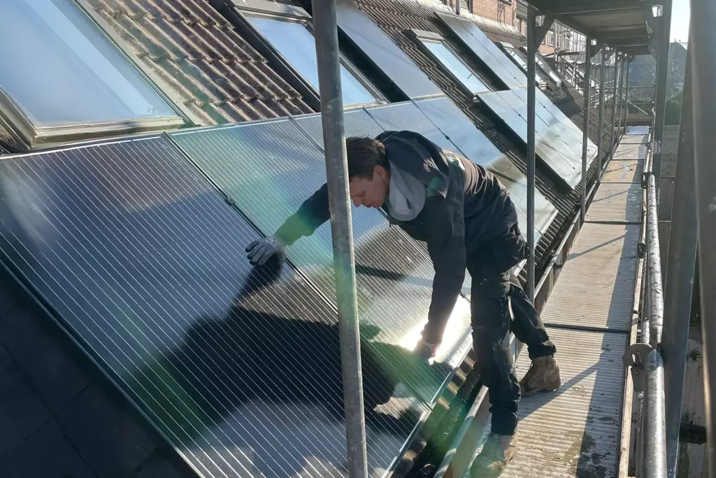 Zonnepanelen verwijderen en terugplaatsen in Huizen